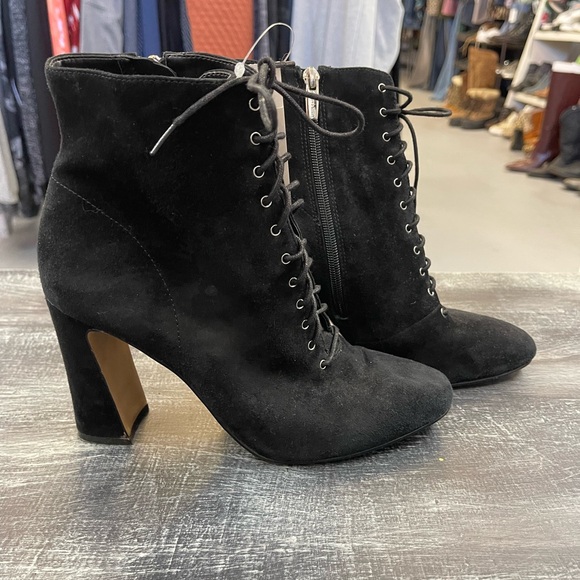 Women’s 8.5 Vince Camuto booties - Picture 1 of 8